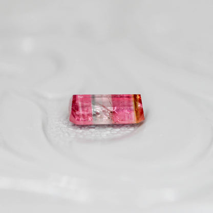 パーティーカラードトルマリン 0.27ct エメラルドカット 5.3mm×2.8mm×2.0mm【MJ3133】