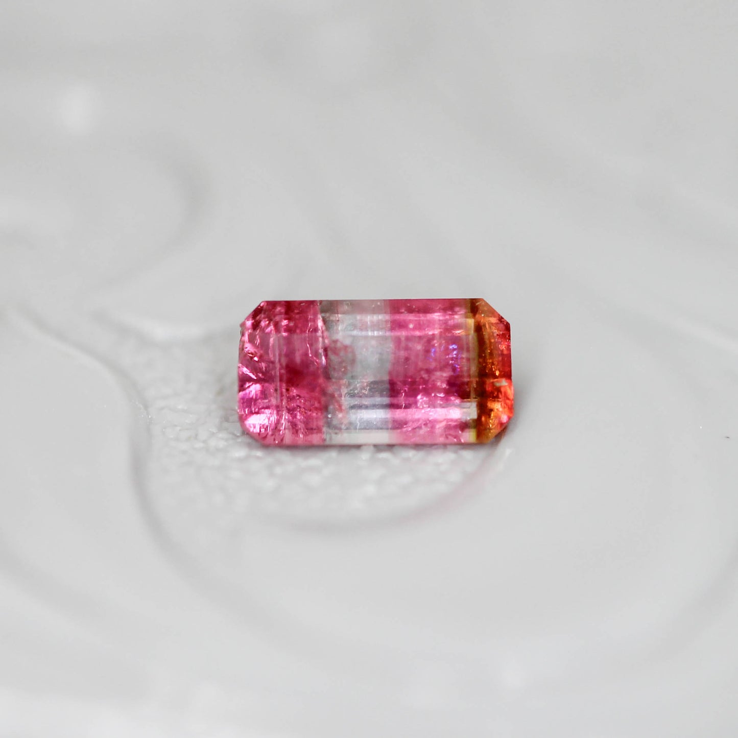 パーティーカラードトルマリン 0.27ct エメラルドカット 5.4mm×2.9mm×1.9mm【MJ3134】