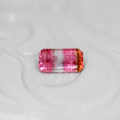 パーティーカラードトルマリン 0.27ct エメラルドカット 5.4mm×2.9mm×1.9mm【MJ3134】