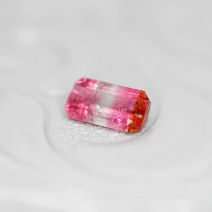 パーティーカラードトルマリン 0.27ct エメラルドカット 5.4mm×2.9mm×1.9mm【MJ3134】