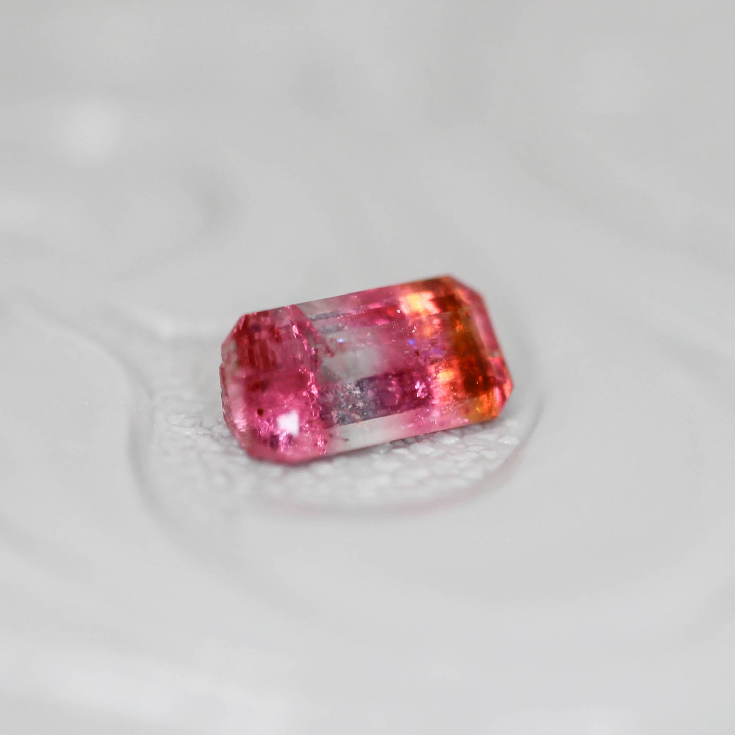 パーティーカラードトルマリン 0.27ct エメラルドカット 5.4mm×2.9mm×1.9mm【MJ3134】