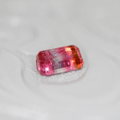 パーティーカラードトルマリン 0.27ct エメラルドカット 5.4mm×2.9mm×1.9mm【MJ3134】