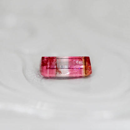 パーティーカラードトルマリン 0.27ct エメラルドカット 5.4mm×2.9mm×1.9mm【MJ3134】