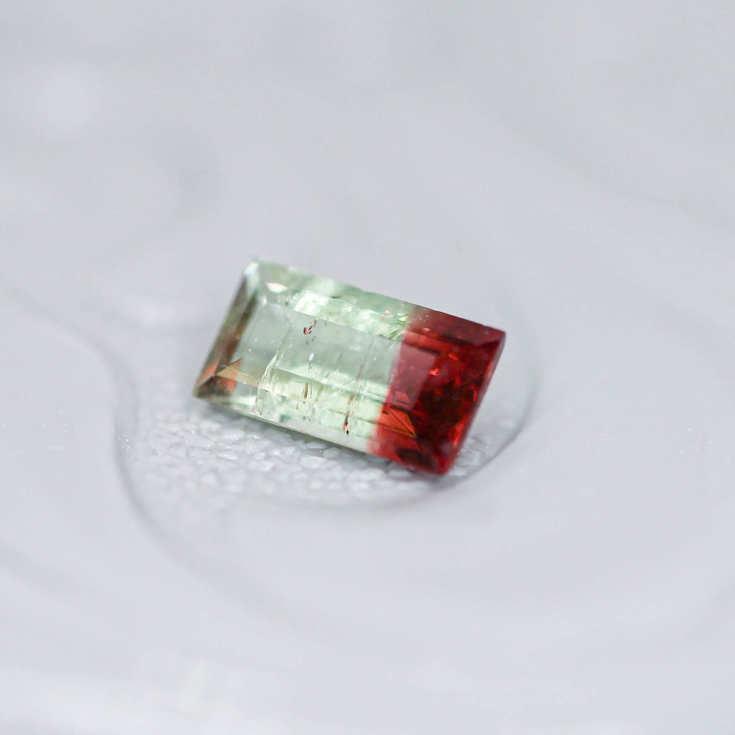 バイカラートルマリン 0.28ct スクエアカット 5.2mm×2.8mm×2.0mm【MJ3136】