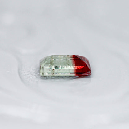 バイカラートルマリン 0.28ct スクエアカット 5.2mm×2.8mm×2.0mm【MJ3136】
