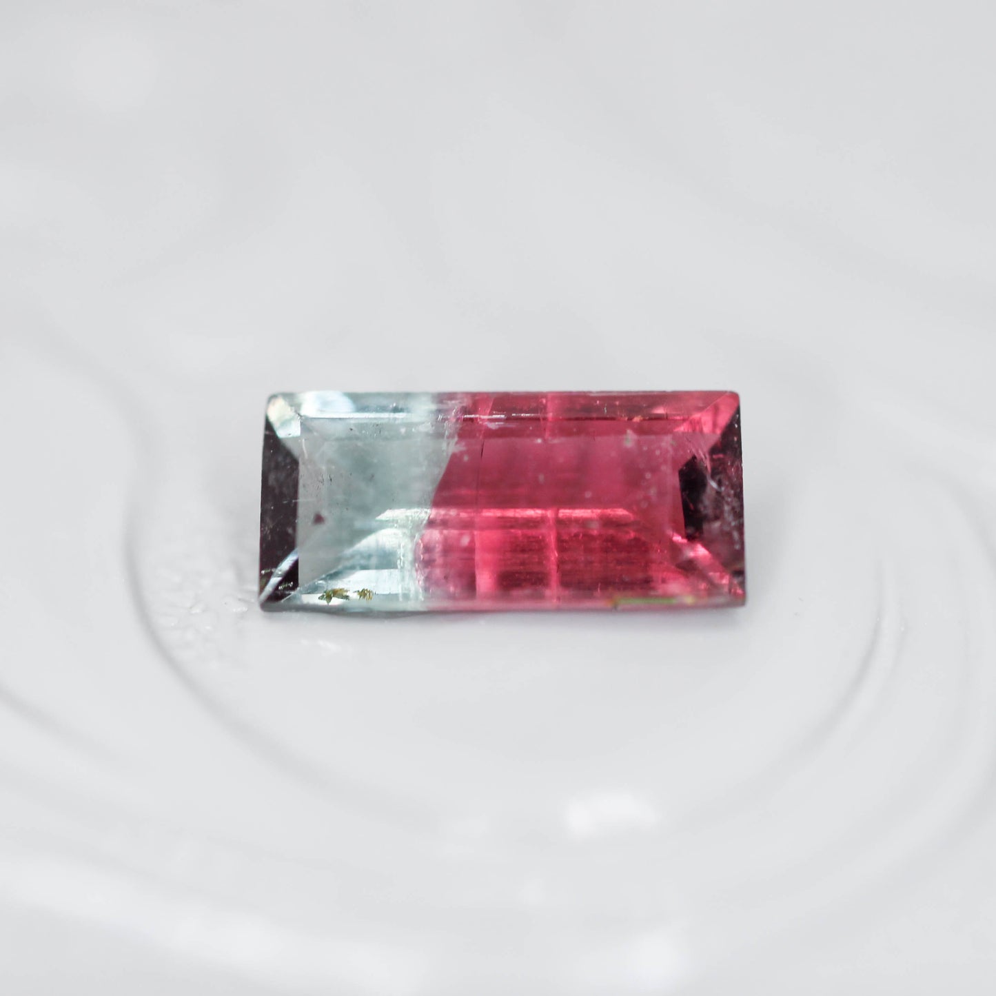バイカラートルマリン 0.56ct スクエアカット 7.5mm×3.4mm×2.3mm【MJ3137】