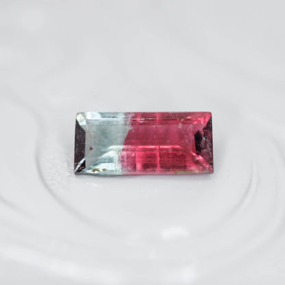 バイカラートルマリン 0.56ct スクエアカット 7.5mm×3.4mm×2.3mm【MJ3137】