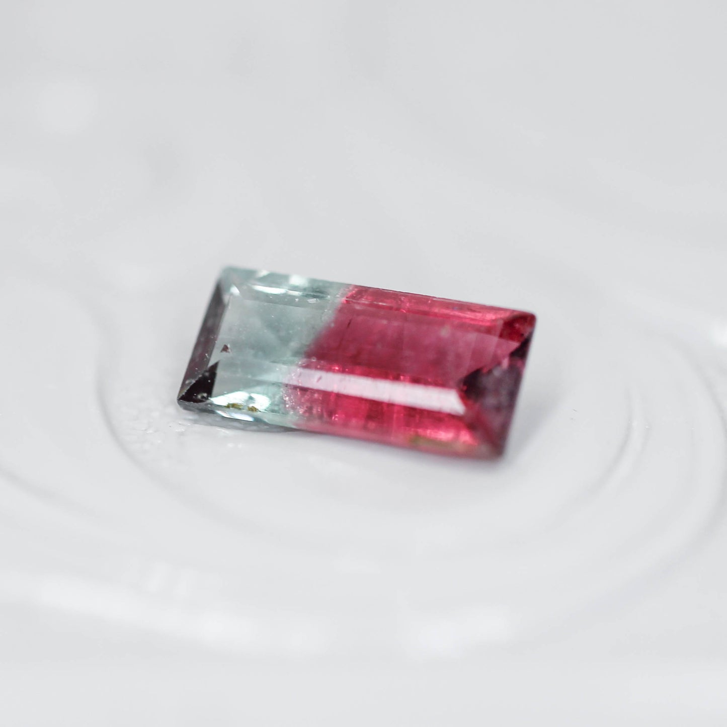 バイカラートルマリン 0.56ct スクエアカット 7.5mm×3.4mm×2.3mm【MJ3137】