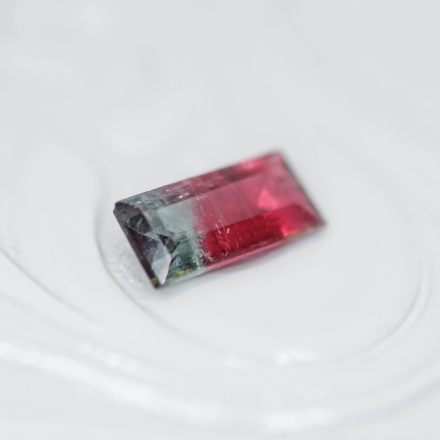 バイカラートルマリン 0.56ct スクエアカット 7.5mm×3.4mm×2.3mm【MJ3137】