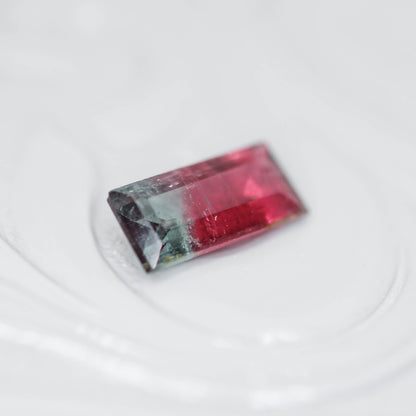 バイカラートルマリン 0.56ct スクエアカット 7.5mm×3.4mm×2.3mm【MJ3137】