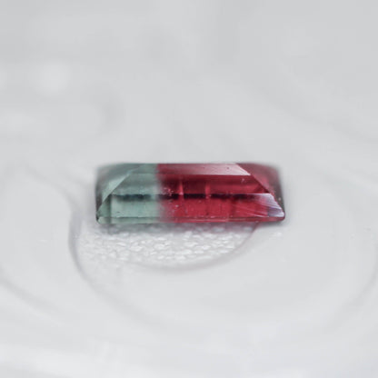 バイカラートルマリン 0.56ct スクエアカット 7.5mm×3.4mm×2.3mm【MJ3137】