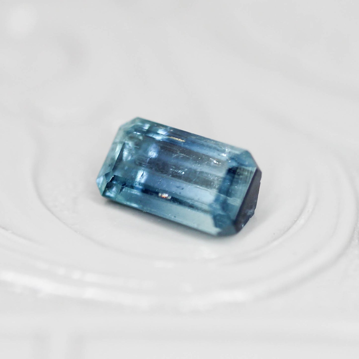 バイカラートルマリン 0.72ct エメラルドカット 6.7mm×3.7mm×3.0mm【MJ3138】