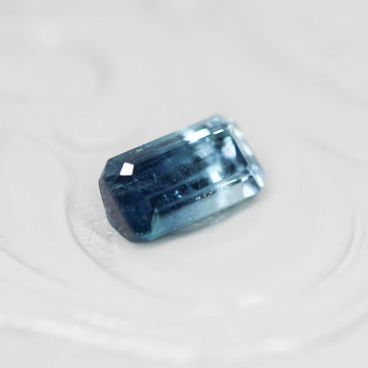 バイカラートルマリン 0.72ct エメラルドカット 6.7mm×3.7mm×3.0mm【MJ3138】