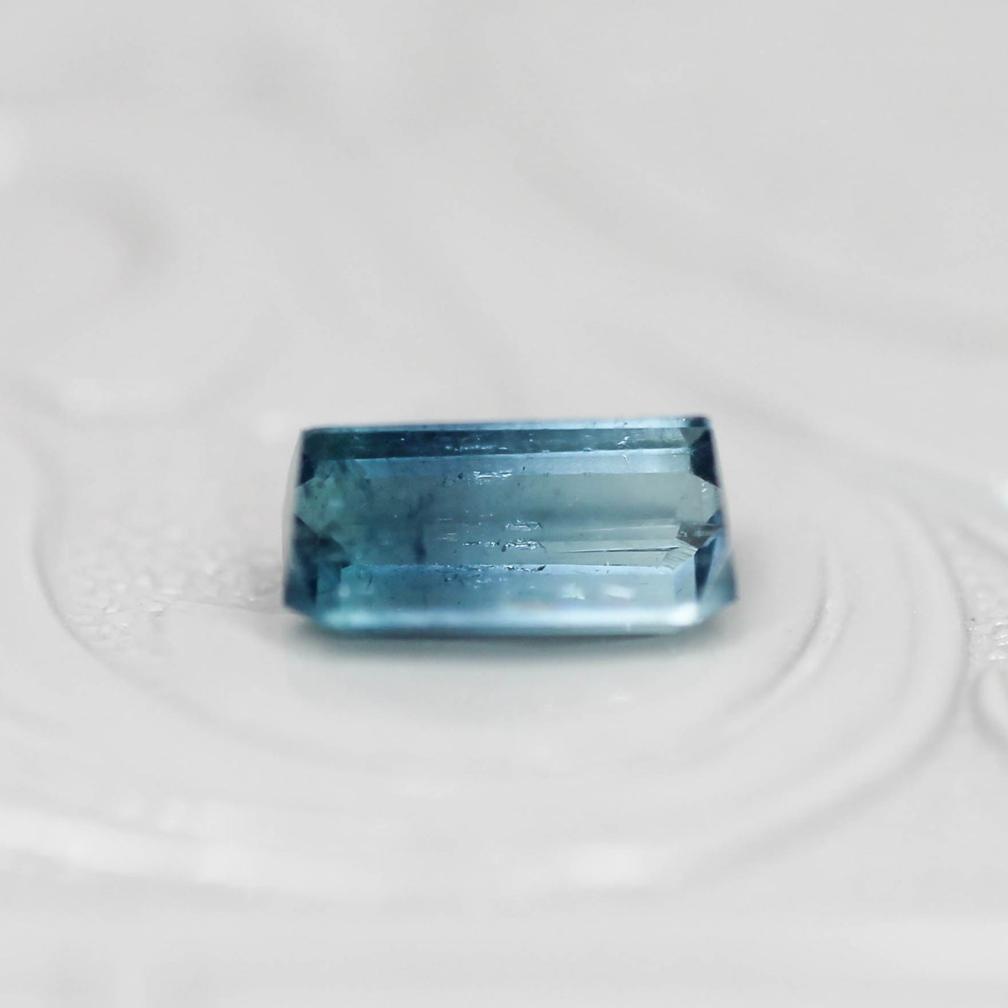バイカラートルマリン 0.72ct エメラルドカット 6.7mm×3.7mm×3.0mm【MJ3138】