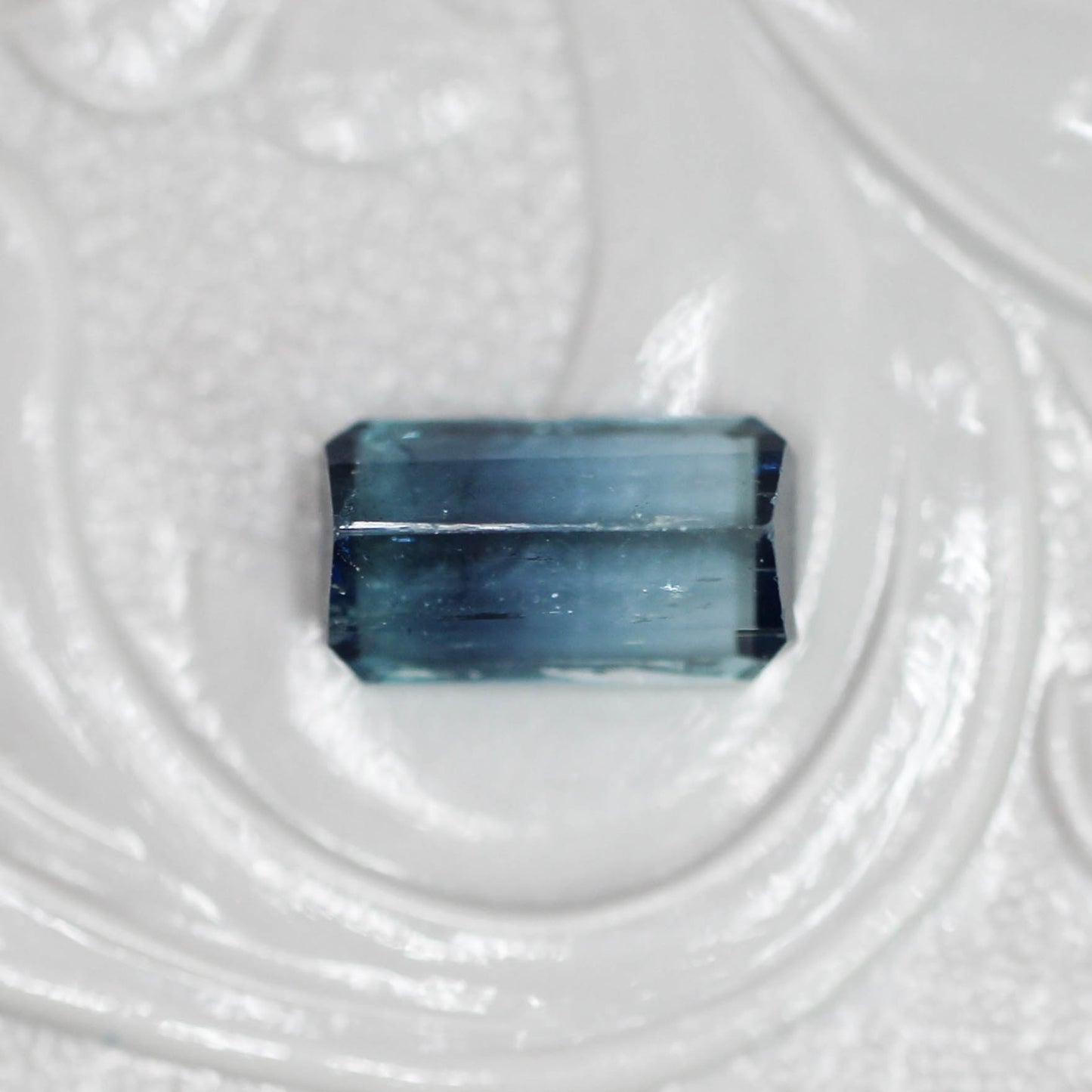 バイカラートルマリン 0.72ct エメラルドカット 6.7mm×3.7mm×3.0mm【MJ3138】