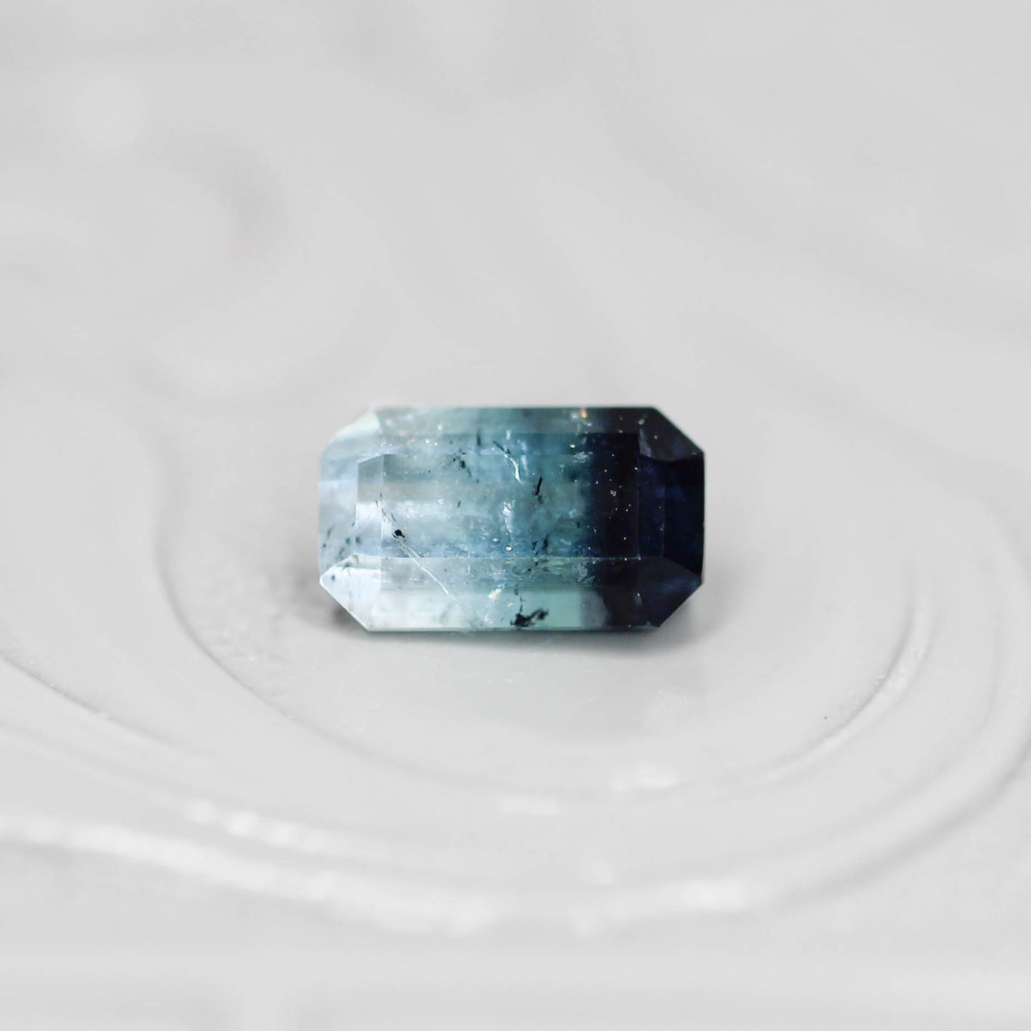 バイカラートルマリン 0.58ct エメラルドカット 6.0mm×3.5mm×3.0mm【MJ3139】