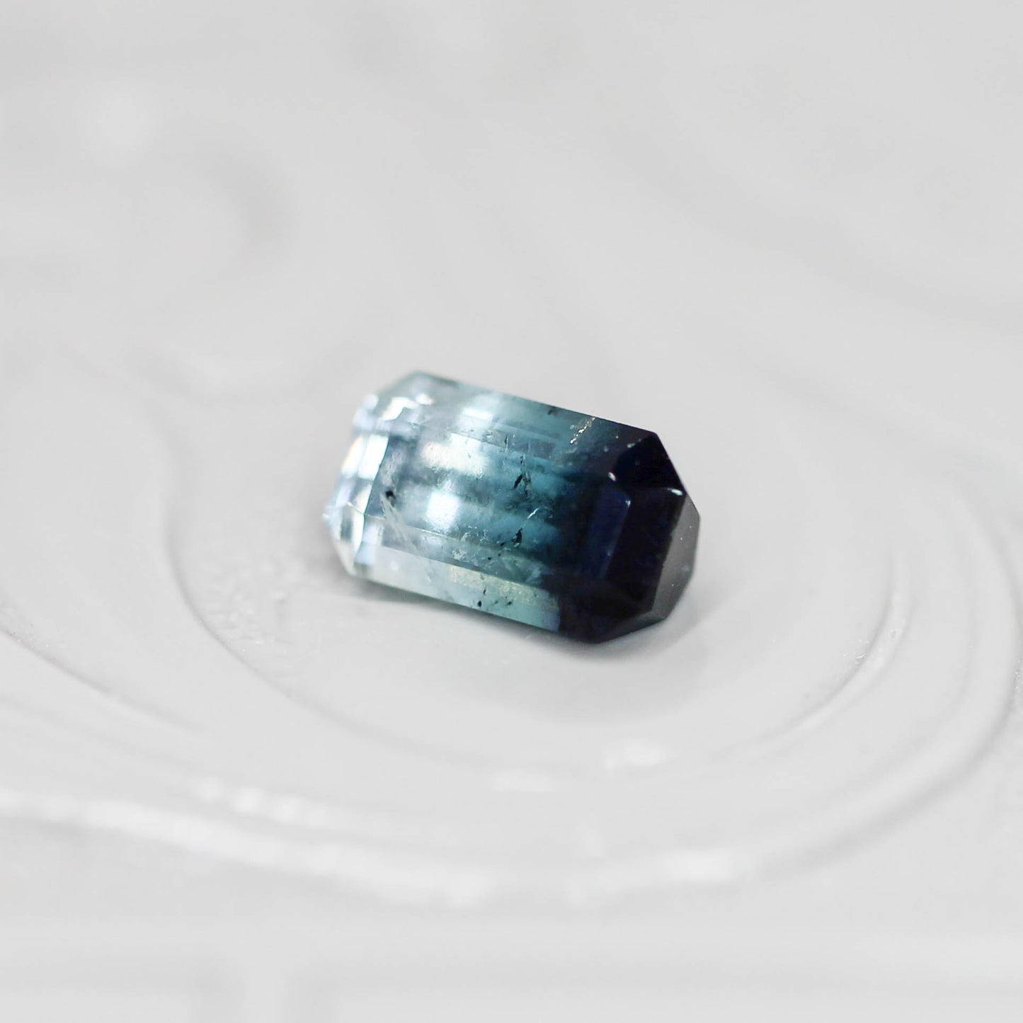バイカラートルマリン 0.58ct エメラルドカット 6.0mm×3.5mm×3.0mm【MJ3139】