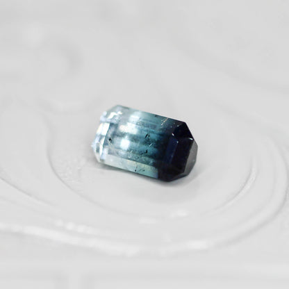 バイカラートルマリン 0.58ct エメラルドカット 6.0mm×3.5mm×3.0mm【MJ3139】