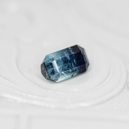 バイカラートルマリン 0.58ct エメラルドカット 6.0mm×3.5mm×3.0mm【MJ3139】