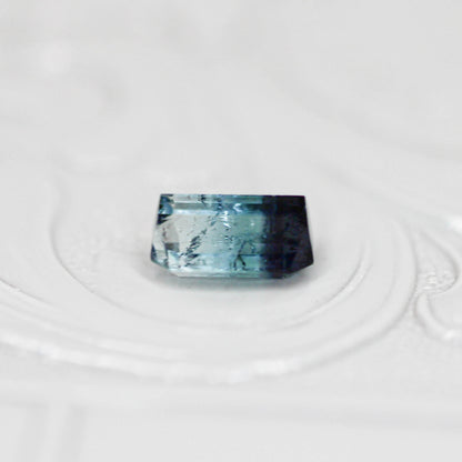 バイカラートルマリン 0.58ct エメラルドカット 6.0mm×3.5mm×3.0mm【MJ3139】