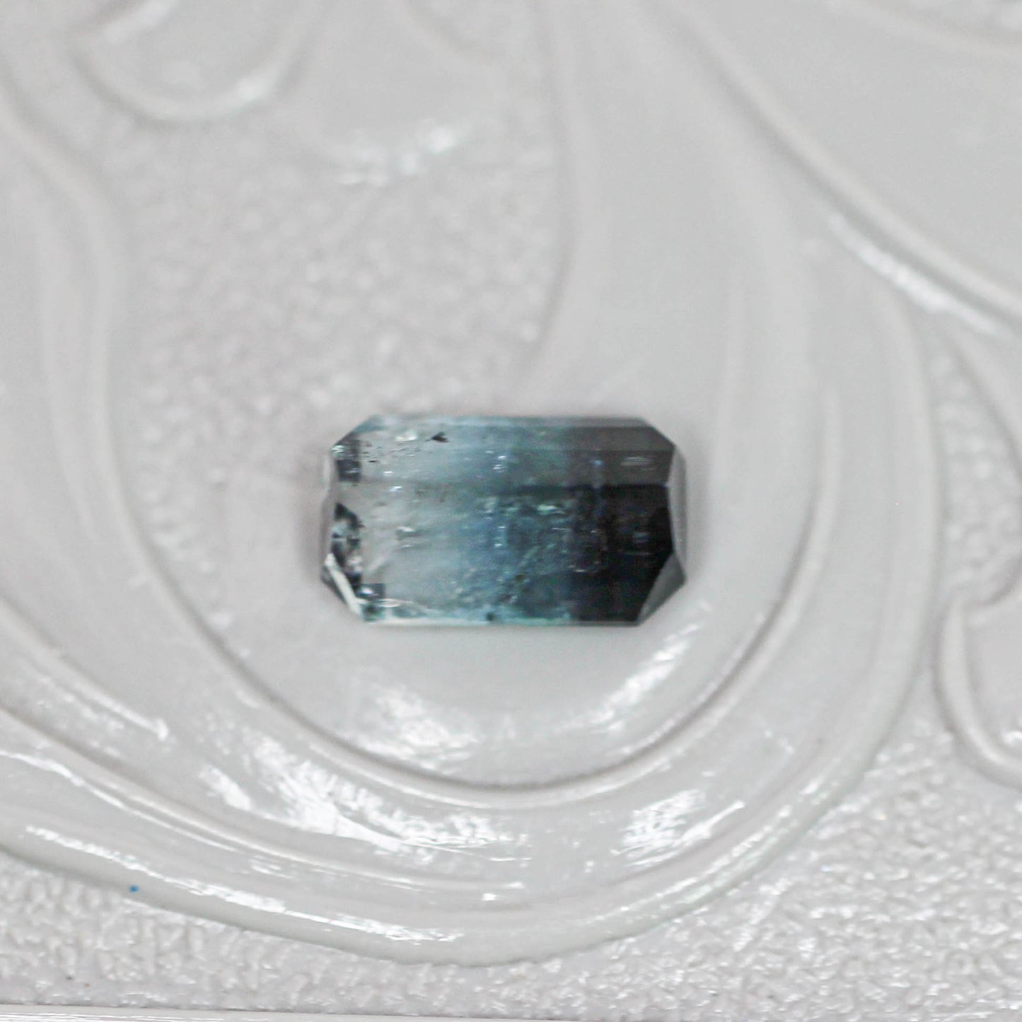 バイカラートルマリン 0.58ct エメラルドカット 6.0mm×3.5mm×3.0mm【MJ3139】