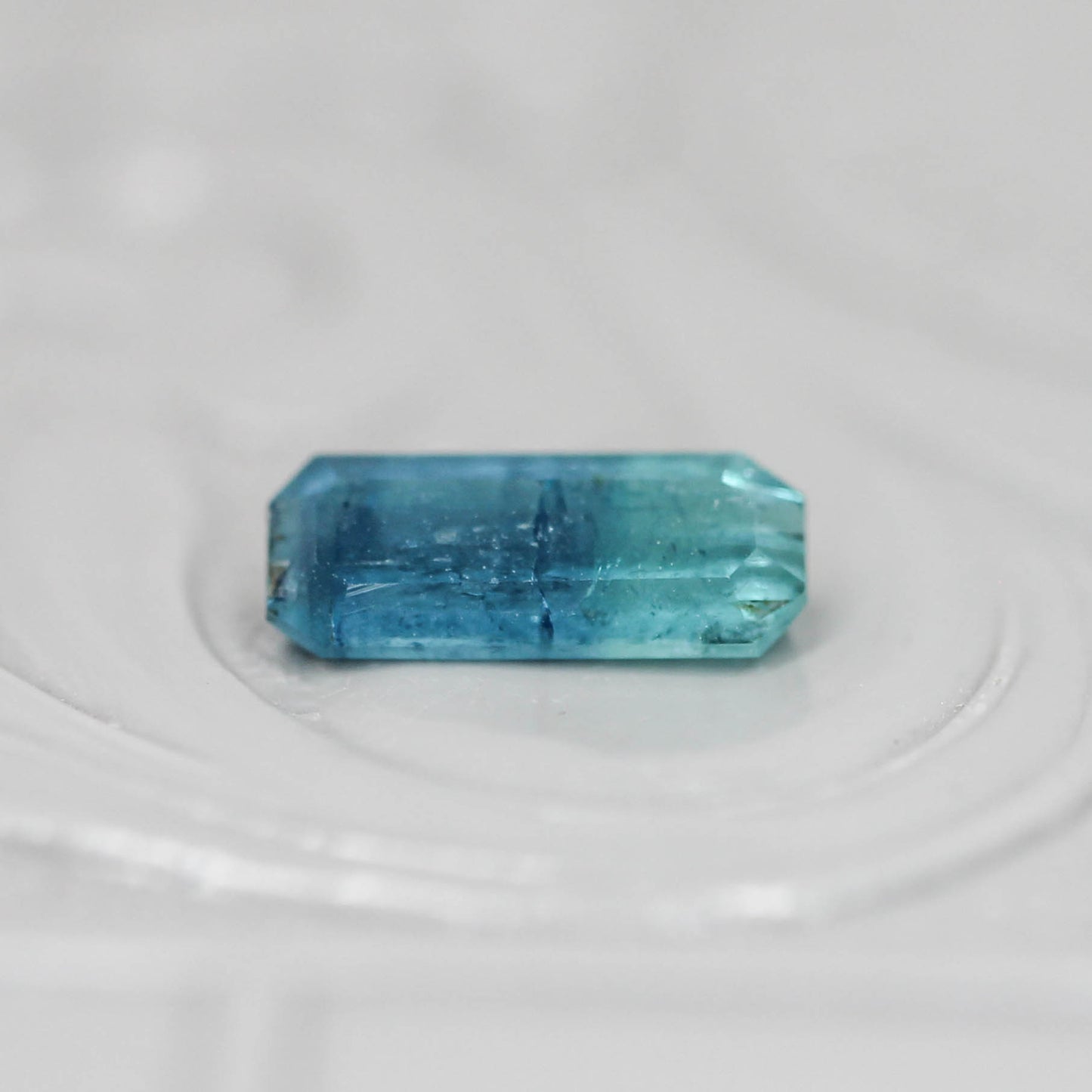 バイカラートルマリン 0.53ct エメラルドカット 7.7mm×3.1mm×2.3mm【MJ3140】
