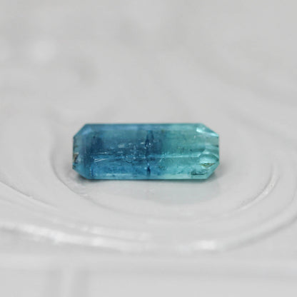 バイカラートルマリン 0.53ct エメラルドカット 7.7mm×3.1mm×2.3mm【MJ3140】