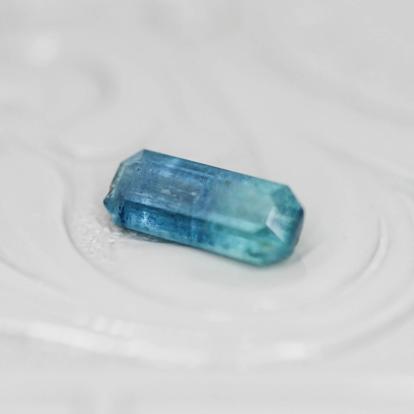 バイカラートルマリン 0.53ct エメラルドカット 7.7mm×3.1mm×2.3mm【MJ3140】
