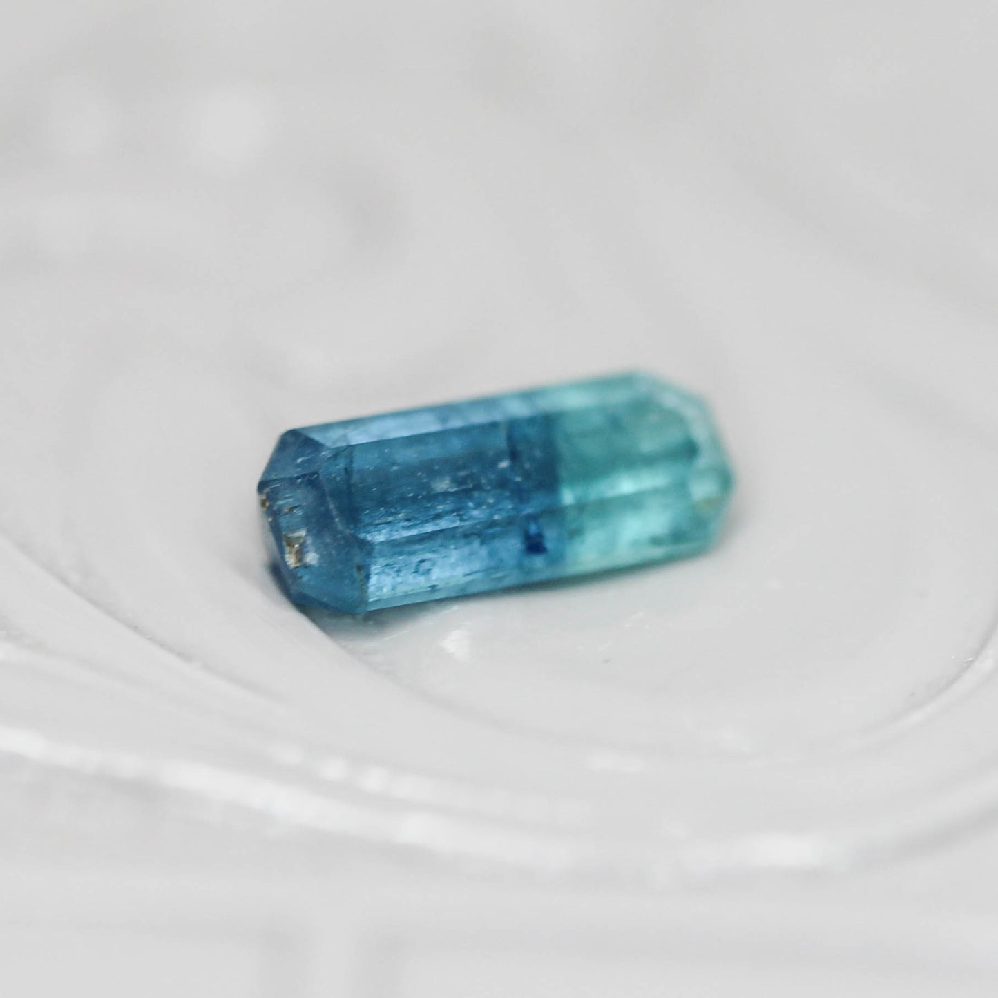 バイカラートルマリン 0.53ct エメラルドカット 7.7mm×3.1mm×2.3mm【MJ3140】