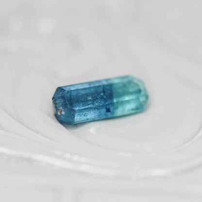 バイカラートルマリン 0.53ct エメラルドカット 7.7mm×3.1mm×2.3mm【MJ3140】