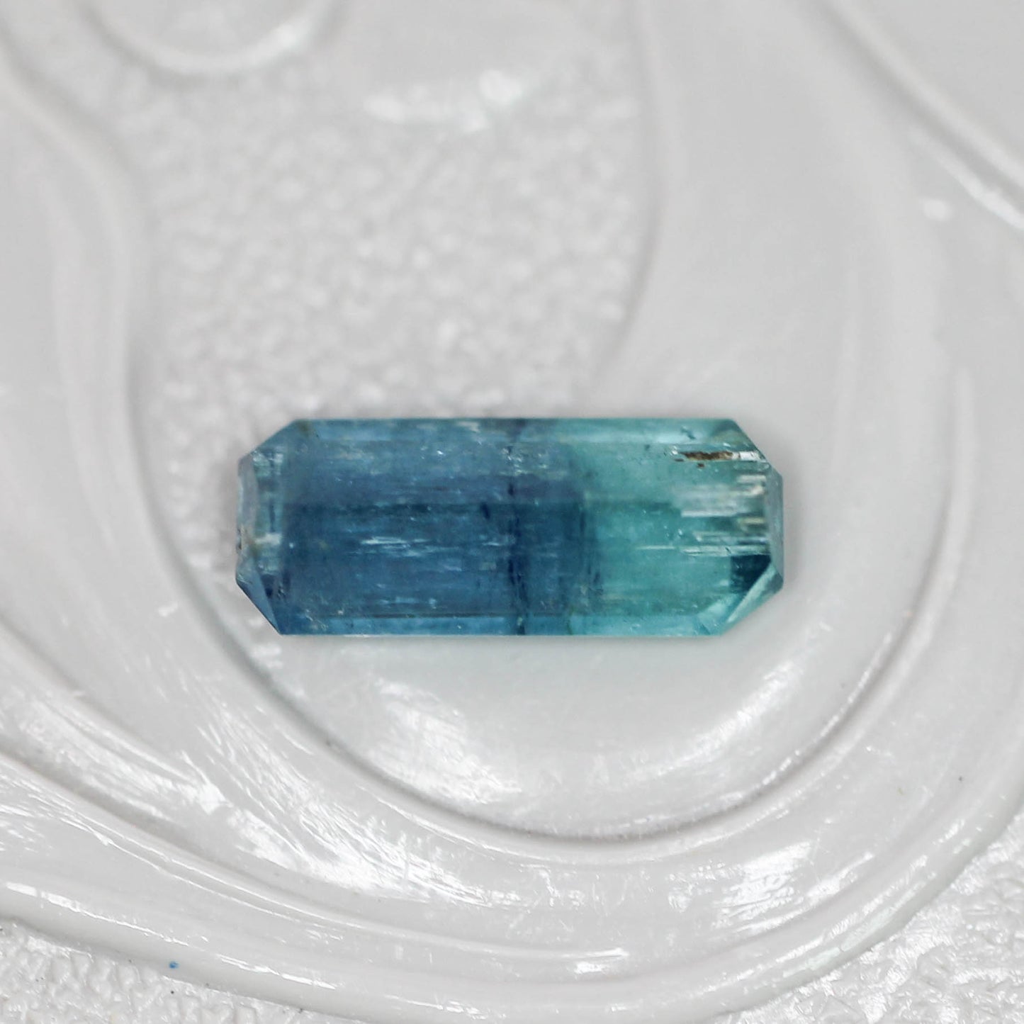 バイカラートルマリン 0.53ct エメラルドカット 7.7mm×3.1mm×2.3mm【MJ3140】