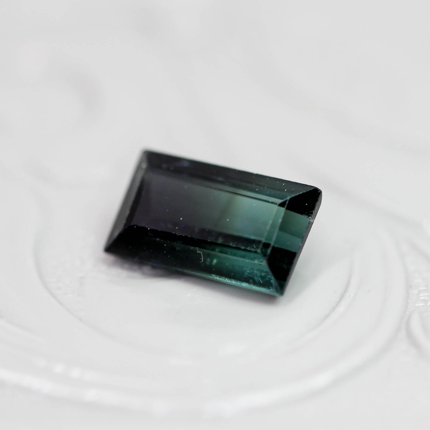 バイカラートルマリン 0.92ct スクエアカット 7.5mm×4.3mm×2.9mm【MJ3142】
