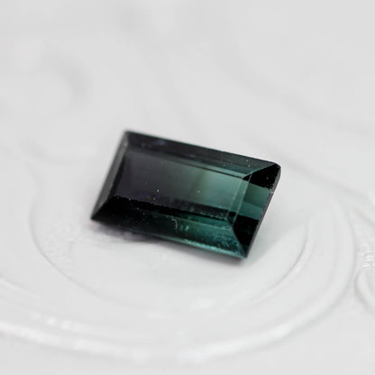 バイカラートルマリン 0.92ct スクエアカット 7.5mm×4.3mm×2.9mm【MJ3142】