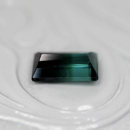 バイカラートルマリン 0.92ct スクエアカット 7.5mm×4.3mm×2.9mm【MJ3142】