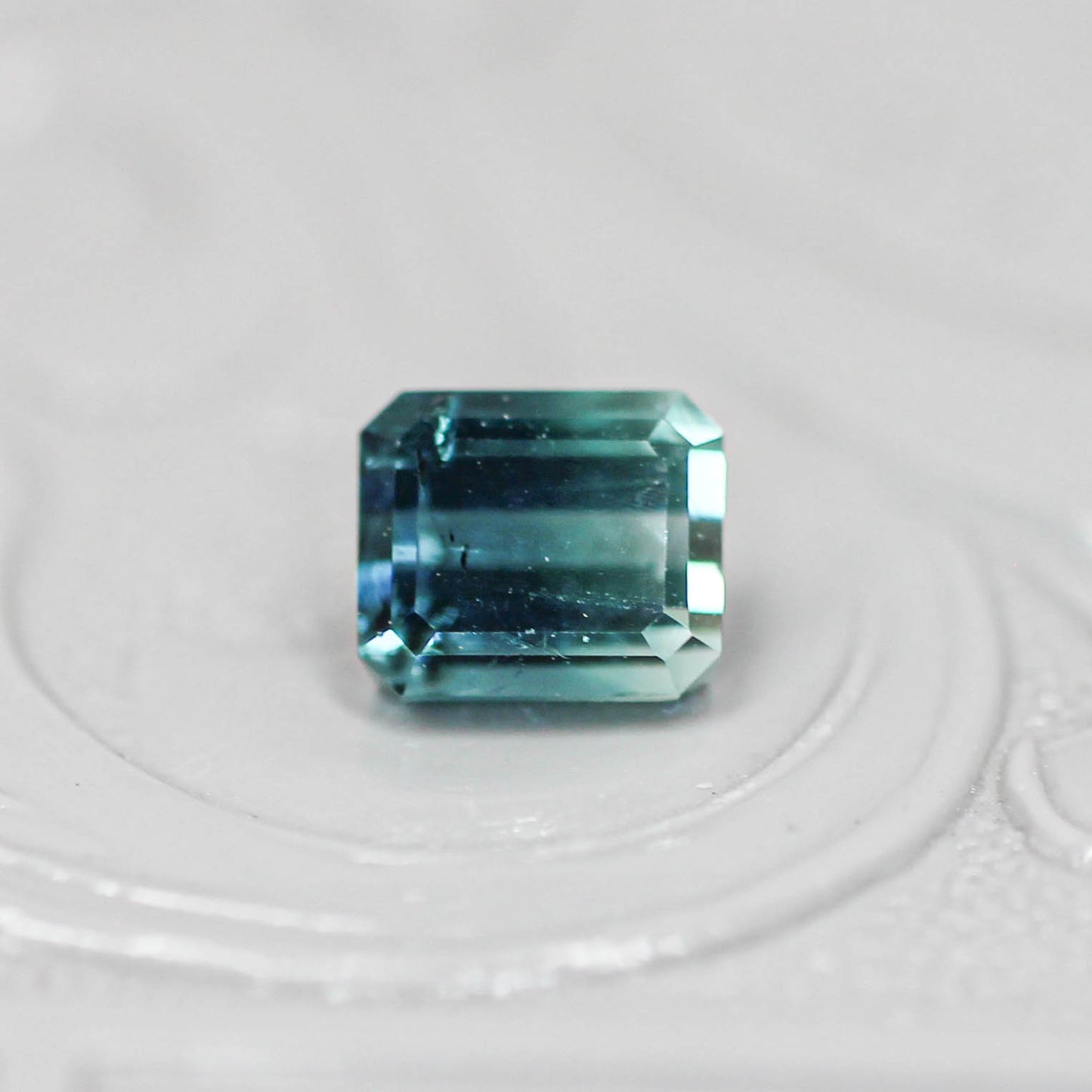バイカラートルマリン 0.69ct エメラルドカット 4.9mm×4.3mm×3.5mm【MJ3143】
