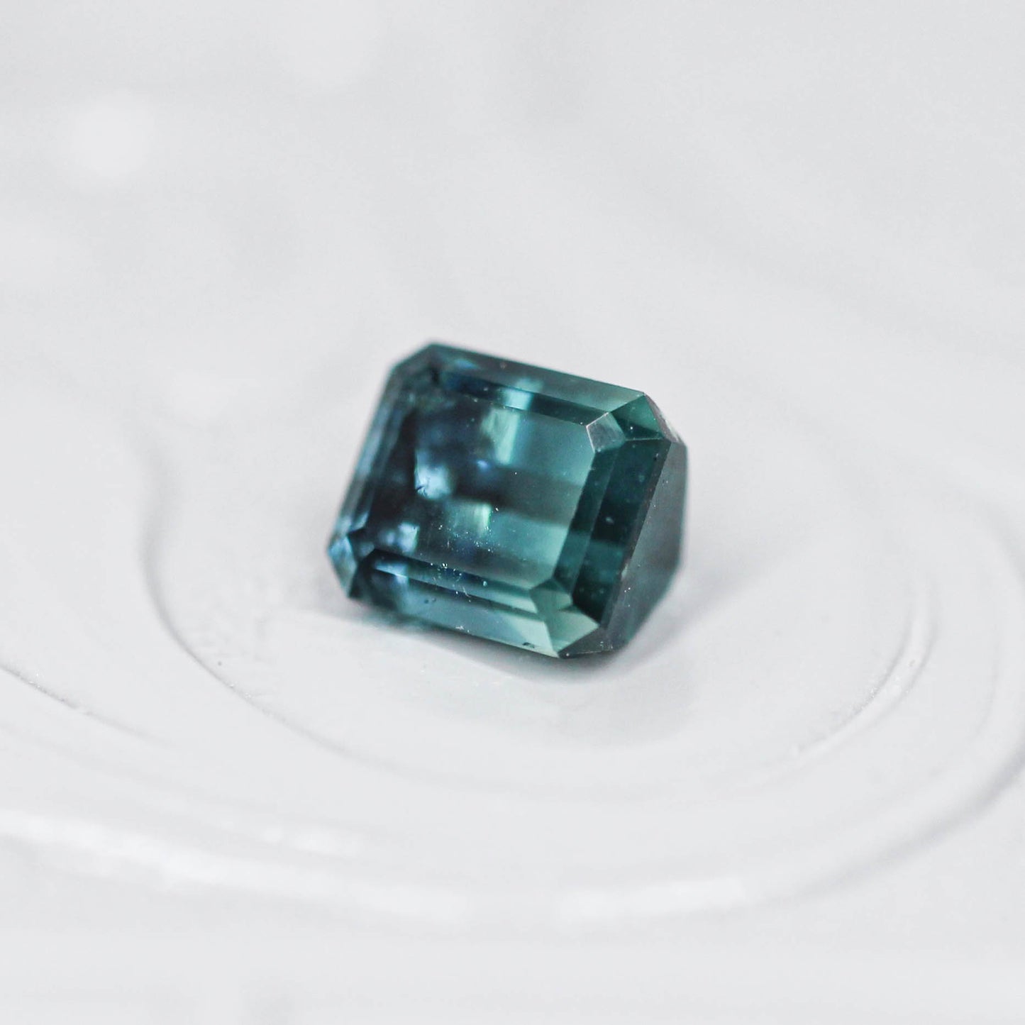 バイカラートルマリン 0.69ct エメラルドカット 4.9mm×4.3mm×3.5mm【MJ3143】