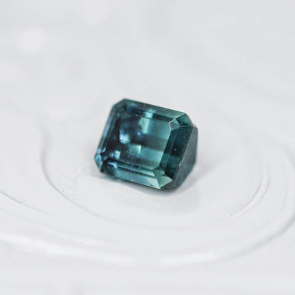 バイカラートルマリン 0.69ct エメラルドカット 4.9mm×4.3mm×3.5mm【MJ3143】