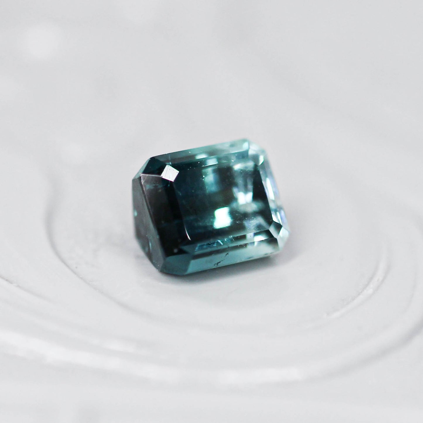 バイカラートルマリン 0.69ct エメラルドカット 4.9mm×4.3mm×3.5mm【MJ3143】