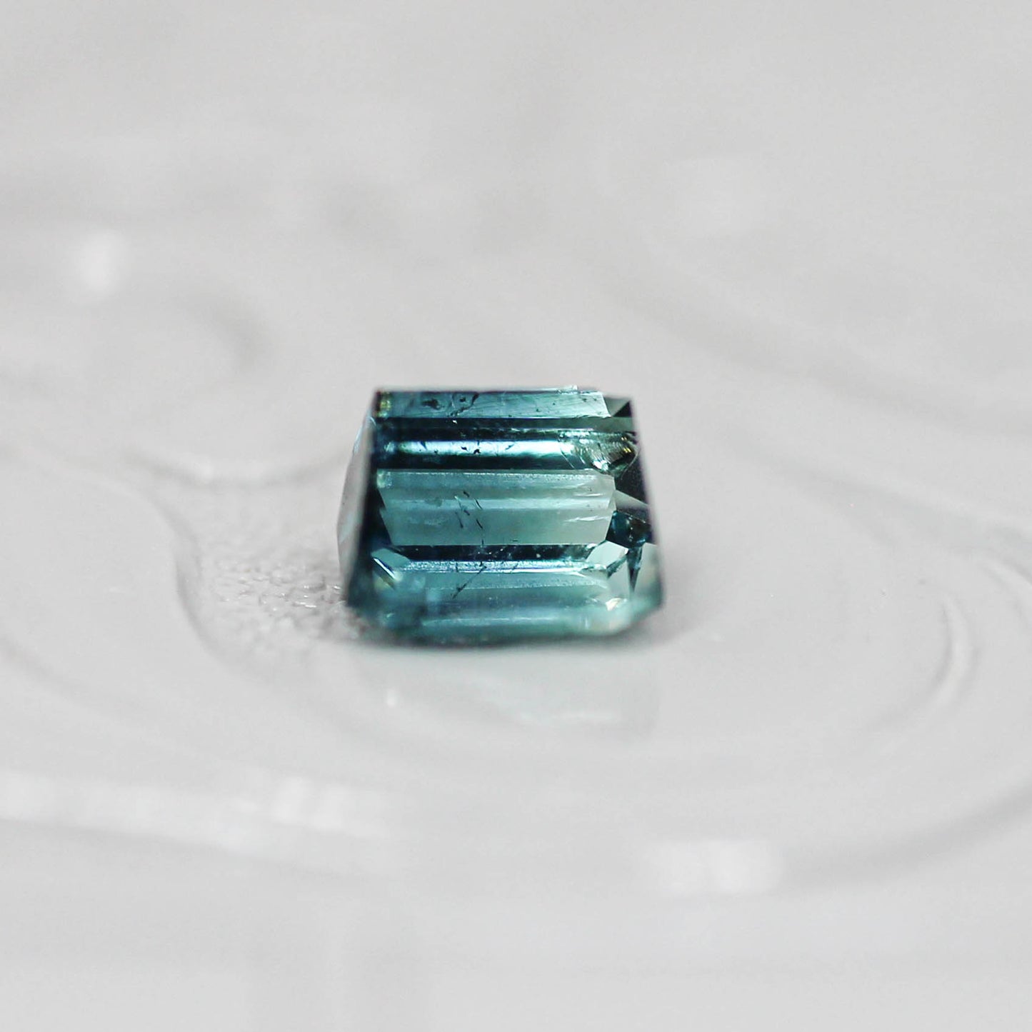 バイカラートルマリン 0.69ct エメラルドカット 4.9mm×4.3mm×3.5mm【MJ3143】
