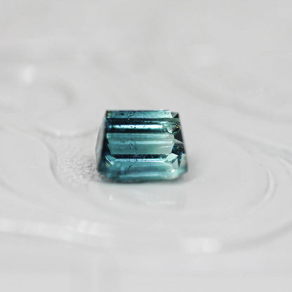 バイカラートルマリン 0.69ct エメラルドカット 4.9mm×4.3mm×3.5mm【MJ3143】