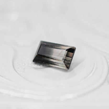バイカラートルマリン 0.50ct スクエアカット 6.0mm×3.5mm×2.5mm【MJ3144】