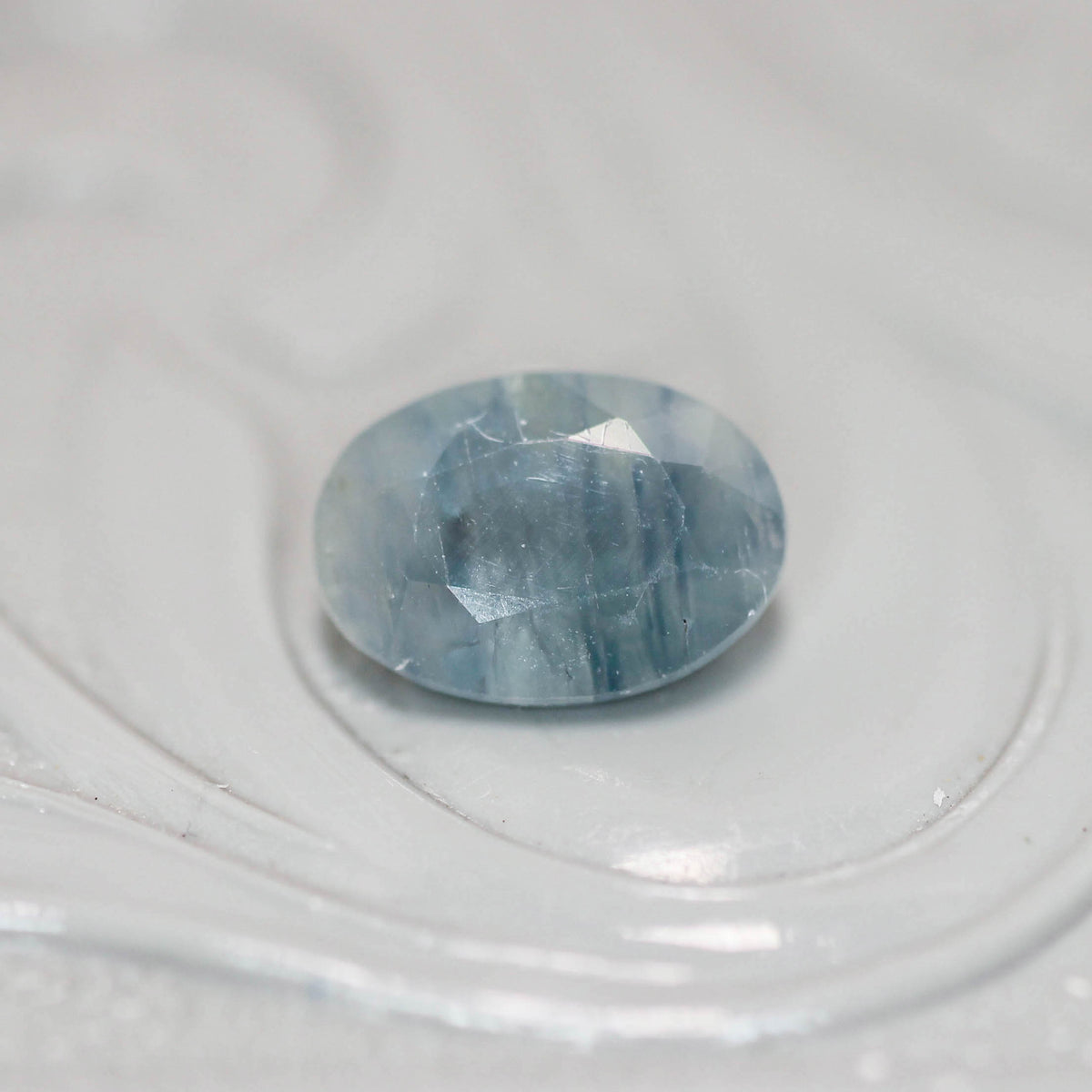 シルキーサファイア 1.06ct オーバルカット 7.1mm×5.0mm×3.4mm【MJ3150】