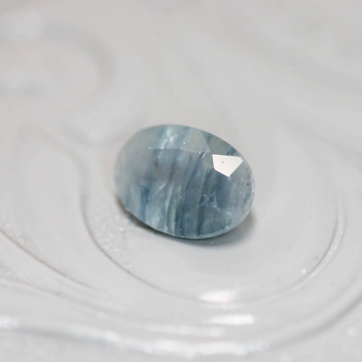 シルキーサファイア 1.06ct オーバルカット 7.1mm×5.0mm×3.4mm【MJ3150】