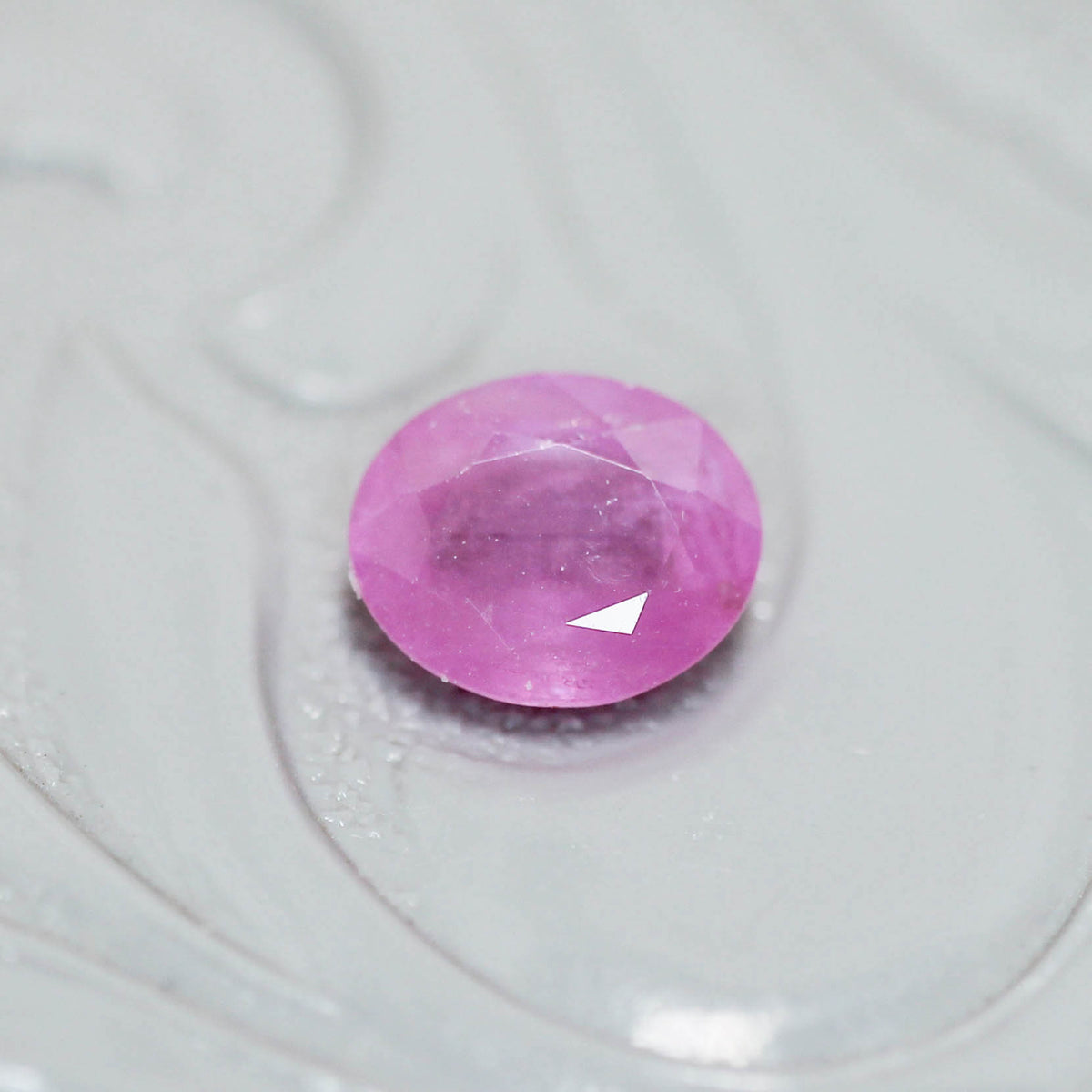 シルキーサファイア 0.63ct オーバルカット 5.6mm×4.7mm×2.5mm【MJ3153】
