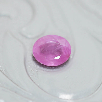 シルキーサファイア 0.63ct オーバルカット 5.6mm×4.7mm×2.5mm【MJ3153】