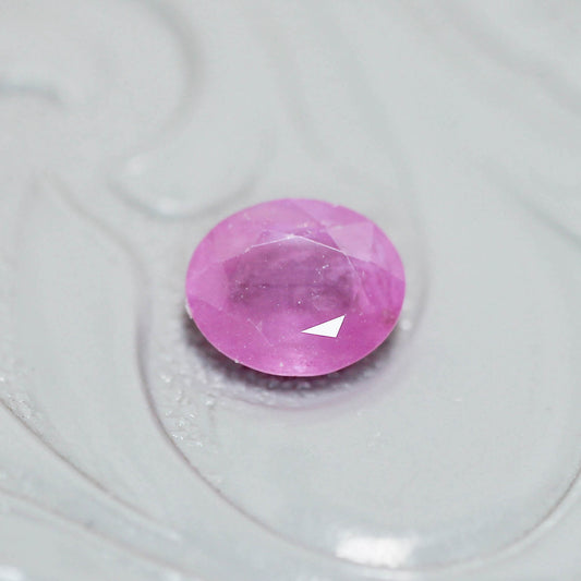 シルキーサファイア 0.63ct オーバルカット 5.6mm×4.7mm×2.5mm【MJ3153】