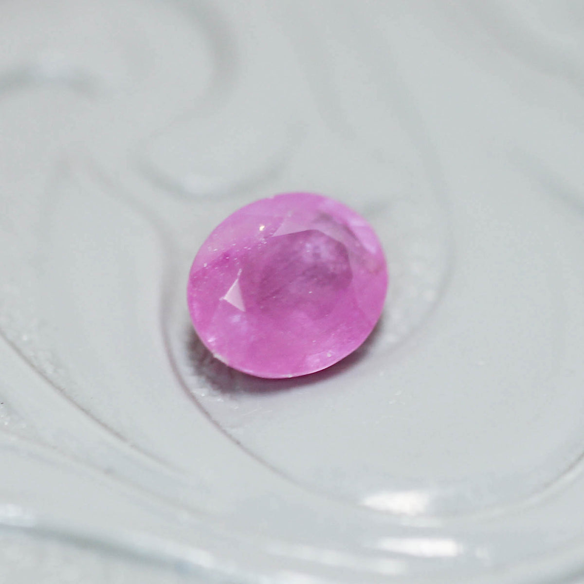 シルキーサファイア 0.63ct オーバルカット 5.6mm×4.7mm×2.5mm【MJ3153】