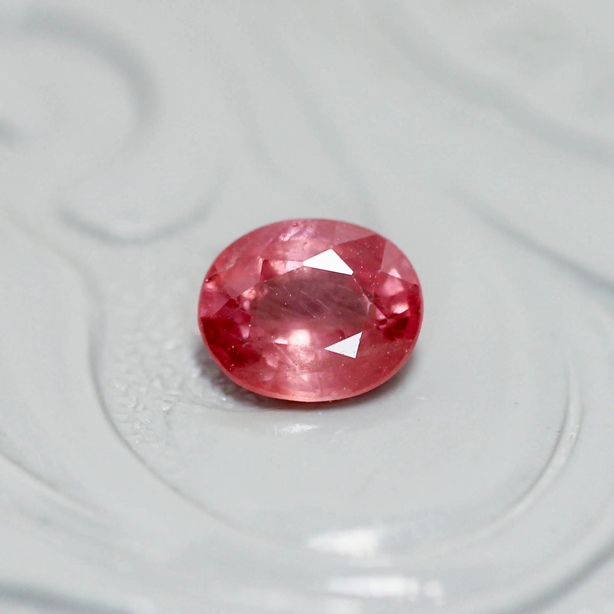 シルキーサファイア 0.63ct オーバルカット 5.5mm×4.6mm×2.7mm【MJ3154】