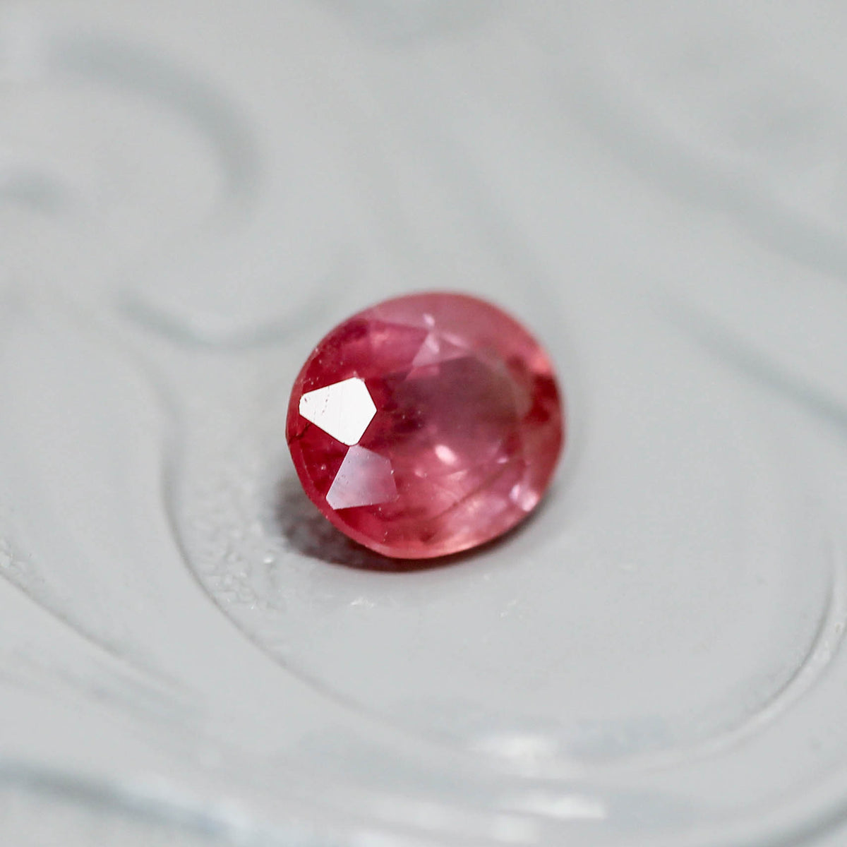 シルキーサファイア 0.63ct オーバルカット 5.5mm×4.6mm×2.7mm【MJ3154】
