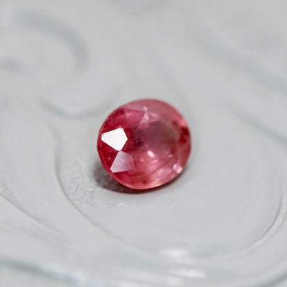シルキーサファイア 0.63ct オーバルカット 5.5mm×4.6mm×2.7mm【MJ3154】